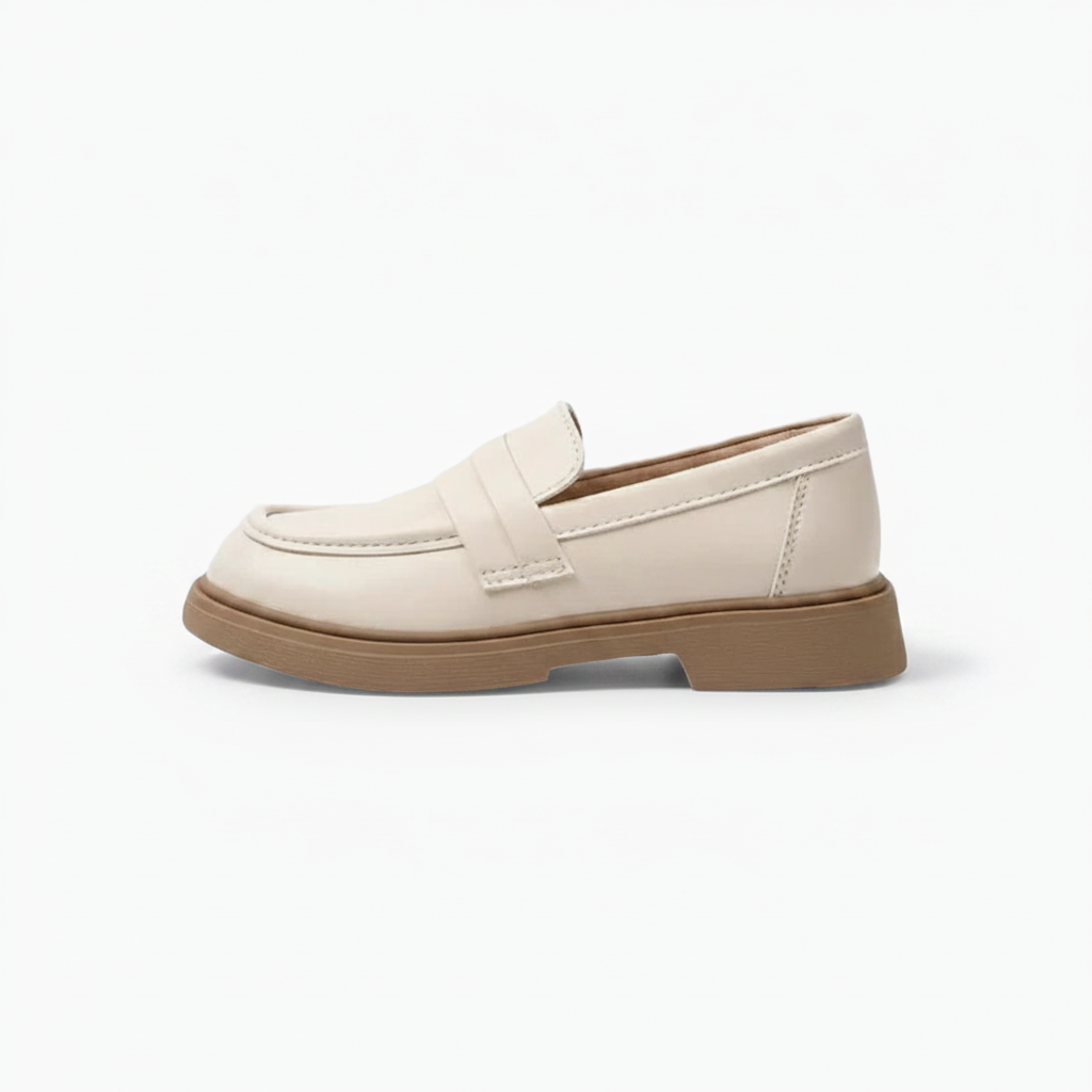 Semelle compensée confortable du mocassin fillette, offrant une légère élévation et un soutien assuré.