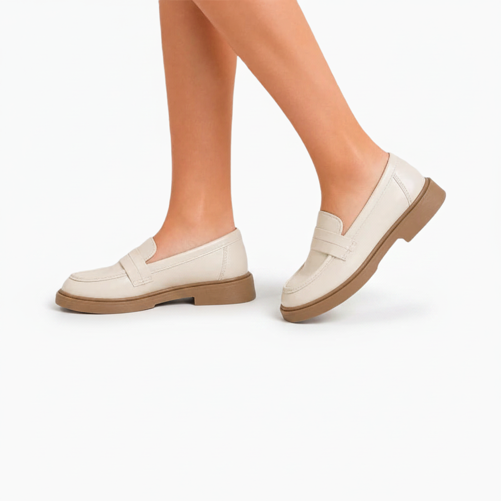 Jeune fille arborant les mocassins en cuir beige et marron lors d'une cérémonie élégante.