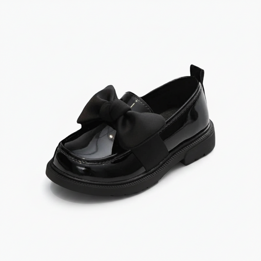 Mocassin noir verni pour fillette avec élégant nœud papillon en tissu, vue de face.