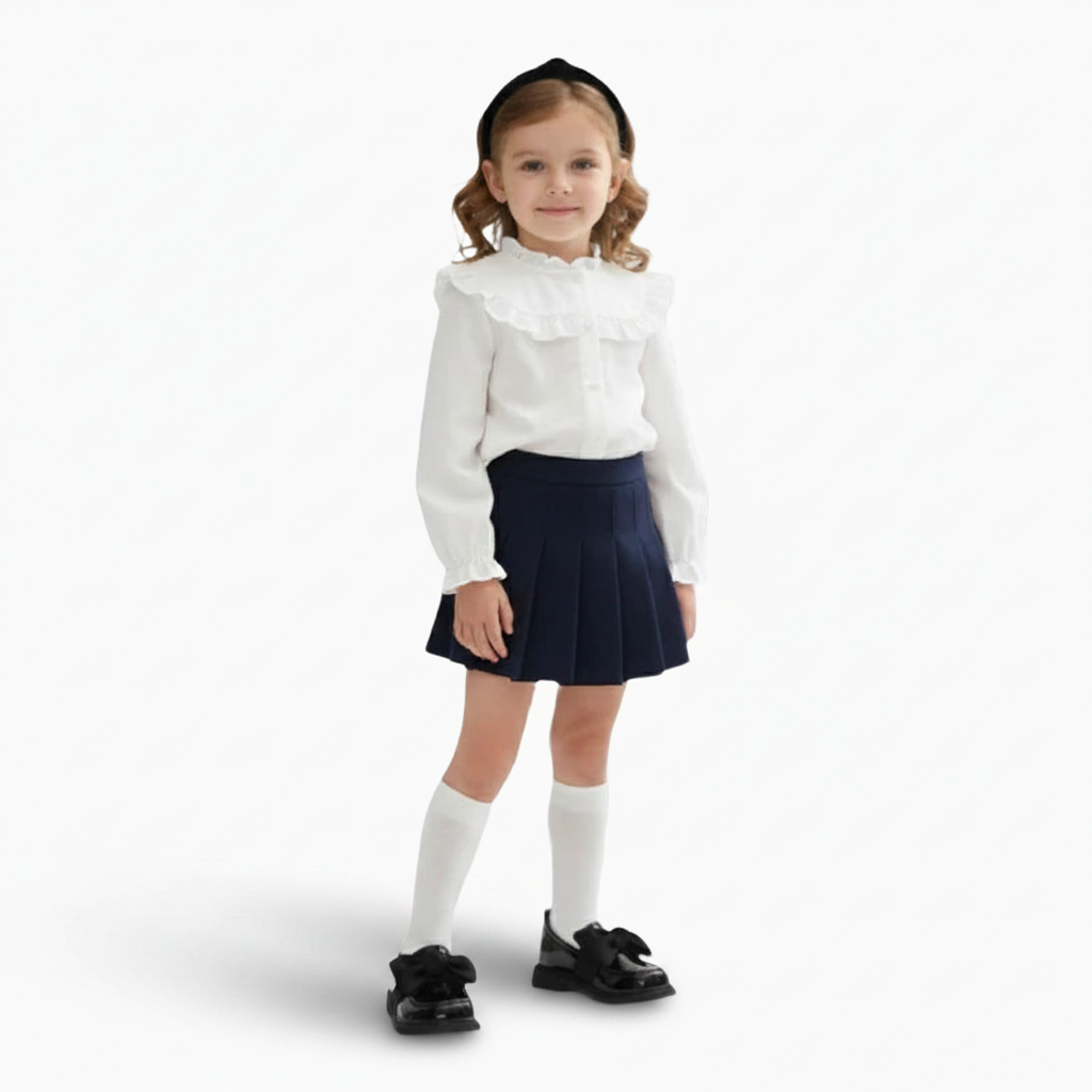 Petits pieds chaussés de mocassins noirs vernis, une fillette gambadant avec style et confort.