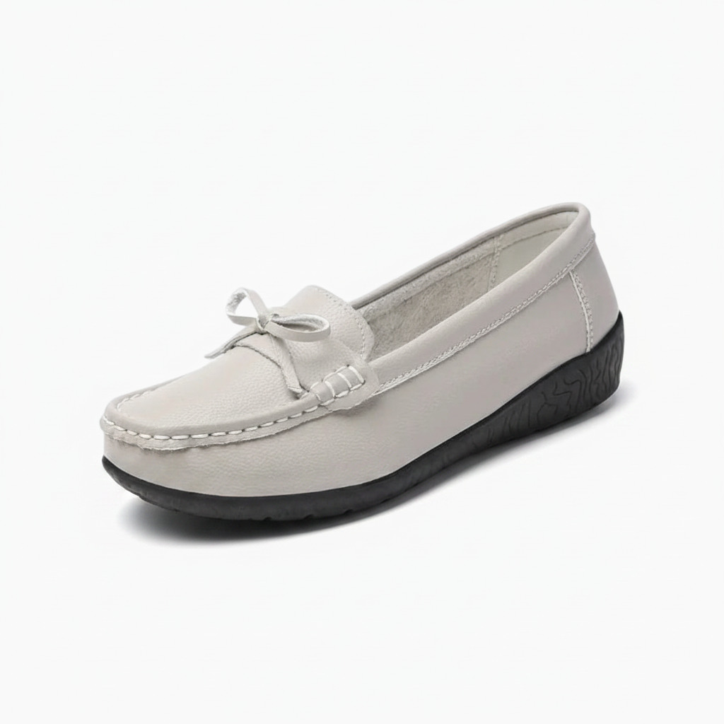 Mocassin gris femme en cuir souple avec son nœud papillon élégant, vue de face.