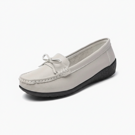 Mocassin gris femme en cuir souple avec son nœud papillon élégant, vue de face.