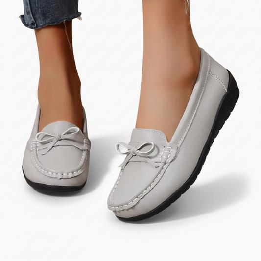 Vue de dessus du mocassin en cuir gris, mettant en valeur le délicat nœud papillon décoratif.