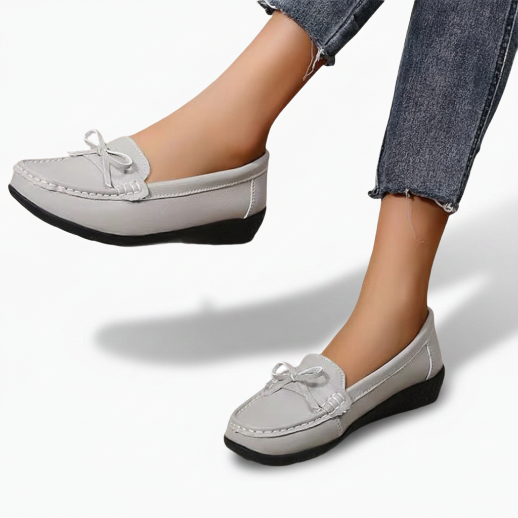 Texture du cuir de qualité supérieure du mocassin gris, promettant confort et durabilité.