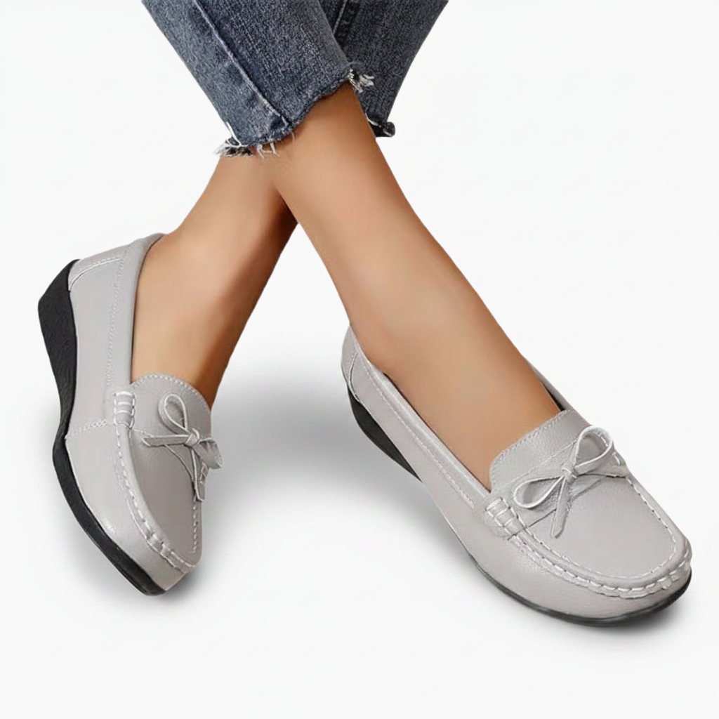 Mocassin gris porté avec un pantalon de tailleur, parfait pour un look professionnel élégant.