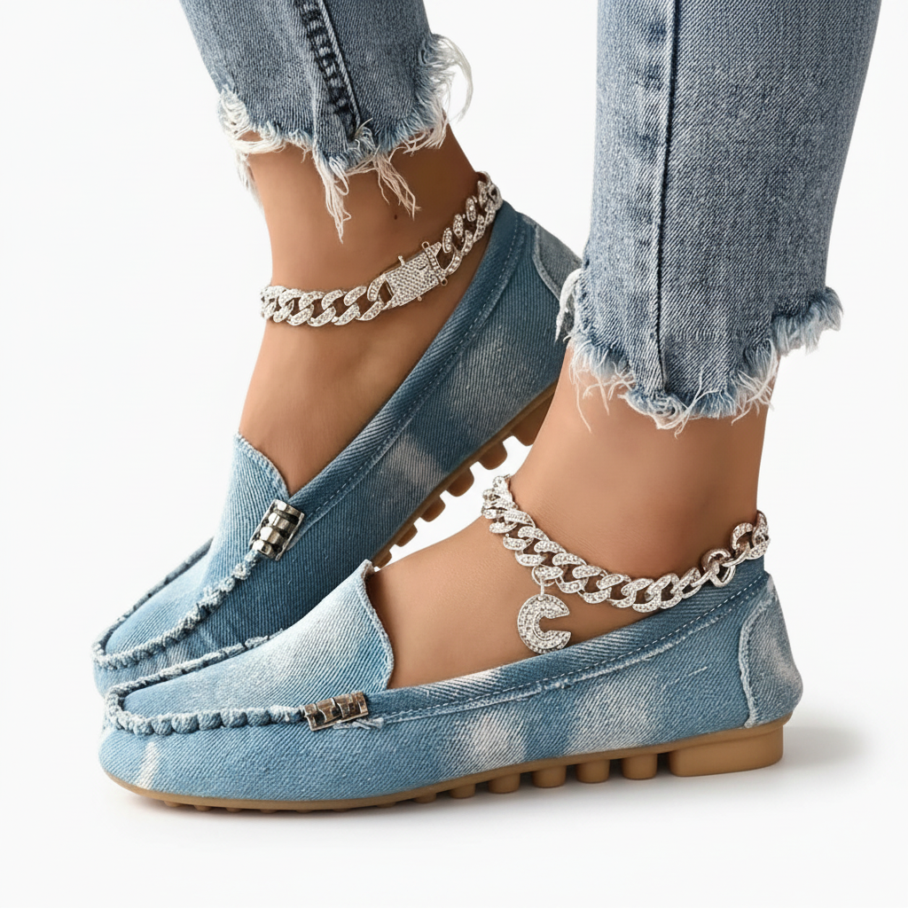 Vue arrière des mocassins en jean, montrant le talon plat et le design épuré.