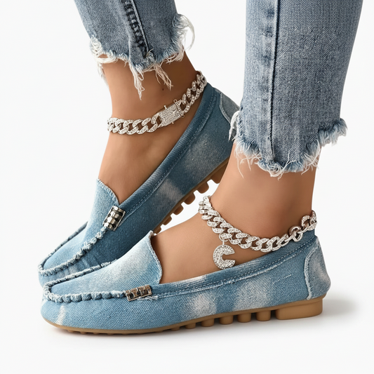 Vue arrière des mocassins en jean, montrant le talon plat et le design épuré.
