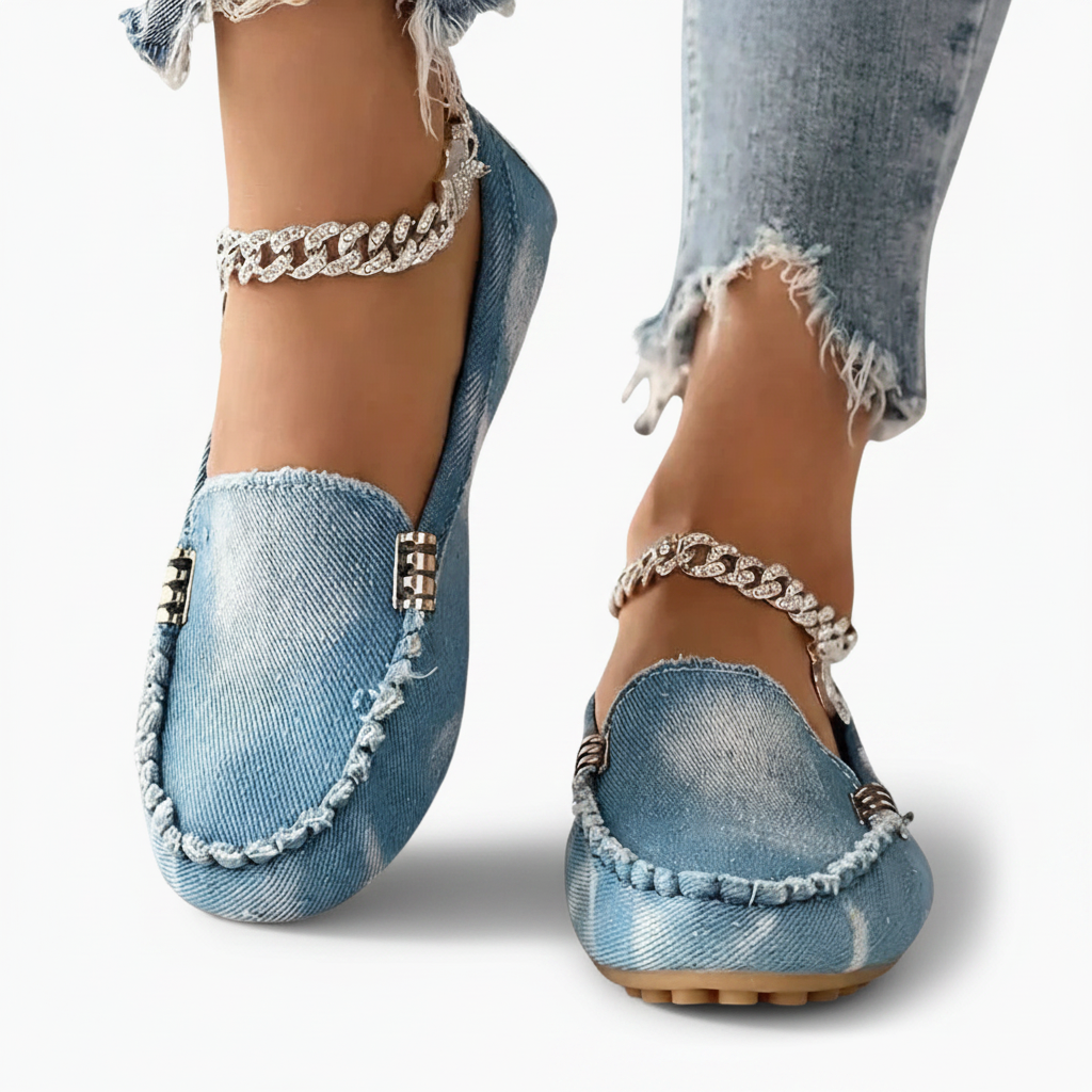 Gros plan sur la texture robuste du denim bleu des mocassins pour femme.