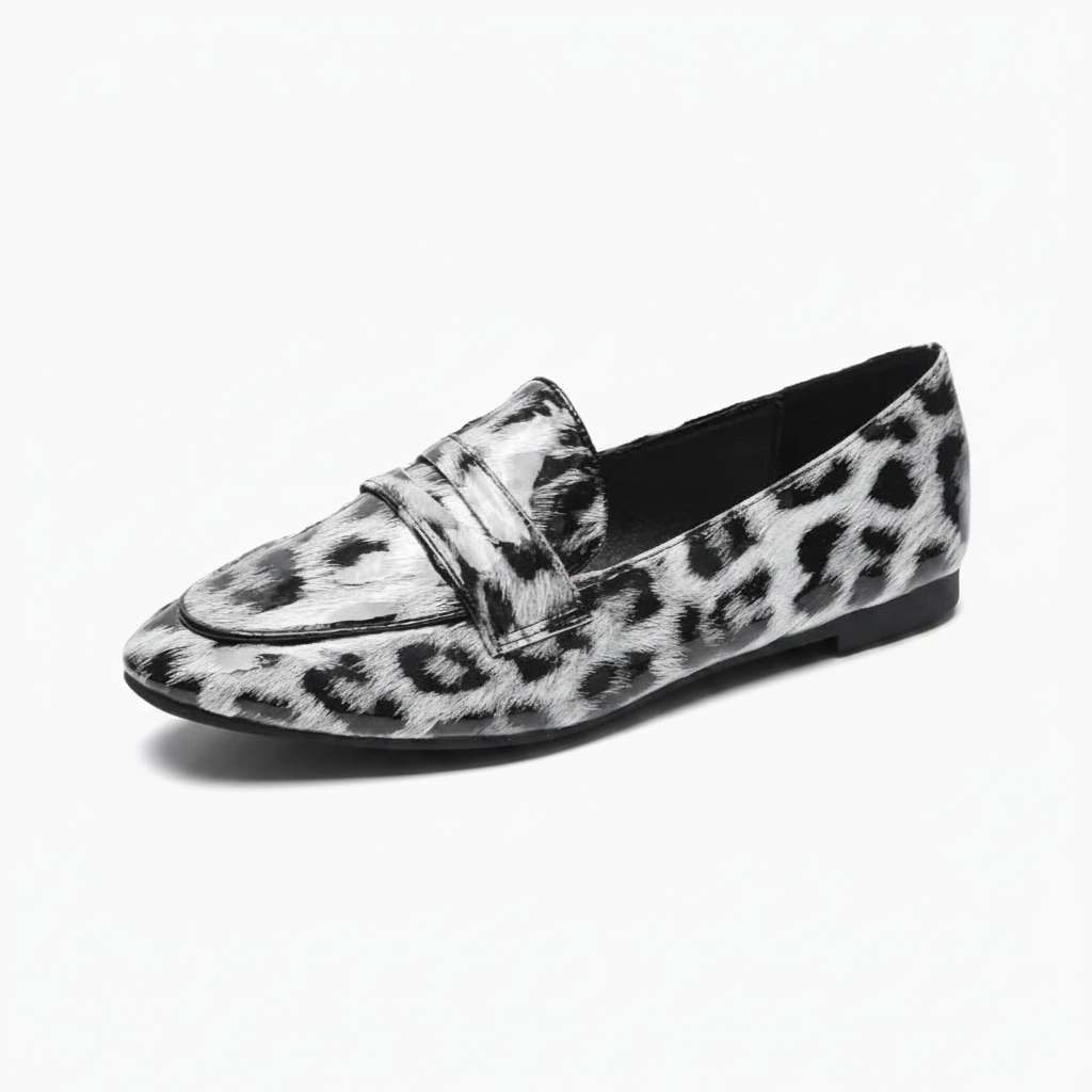 Mocassins femme léopard blanc et noir, motif audacieux pour un style unique.