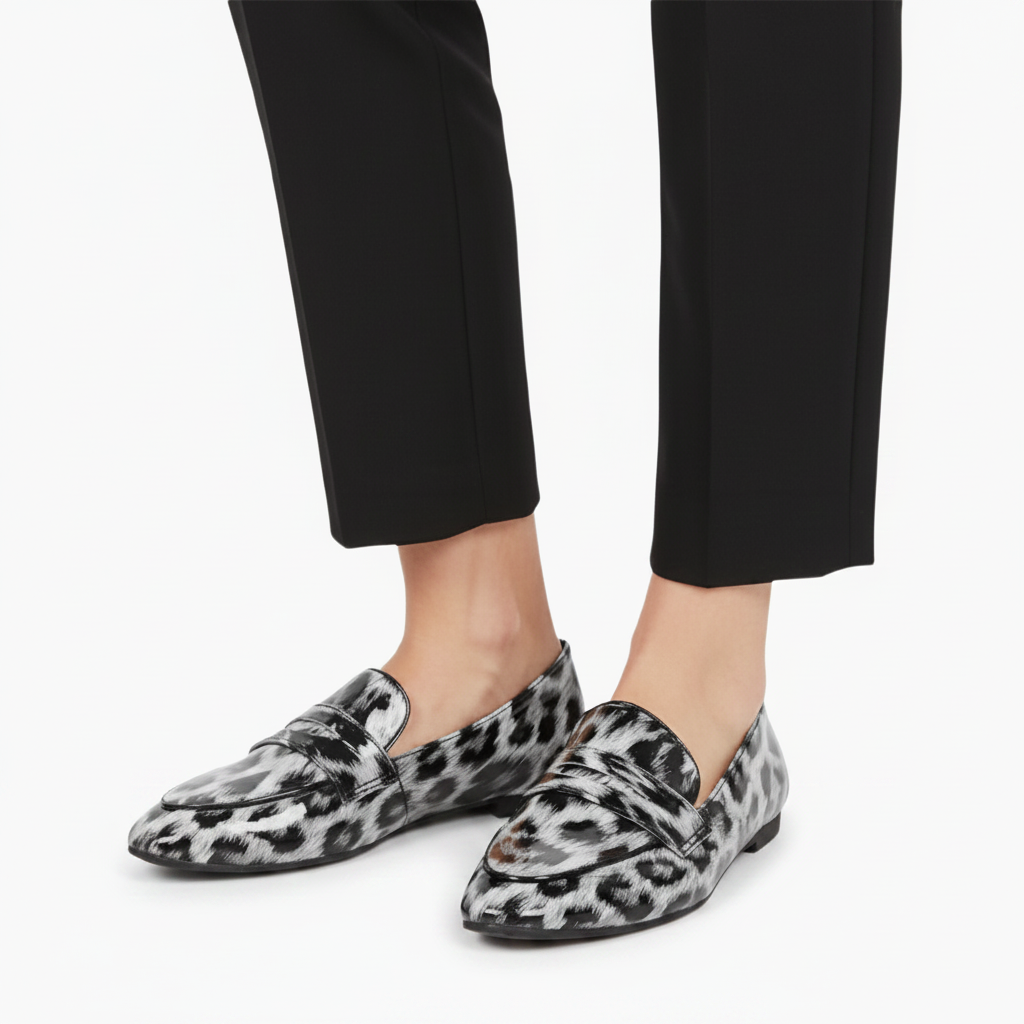 Vue de dessus des loafers imprimé léopard blanc et noir, design chic et intemporel.