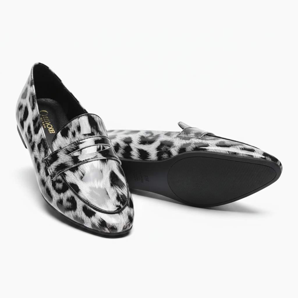 Femme en mouvement avec ses mocassins léopard, alliant style et légèreté.