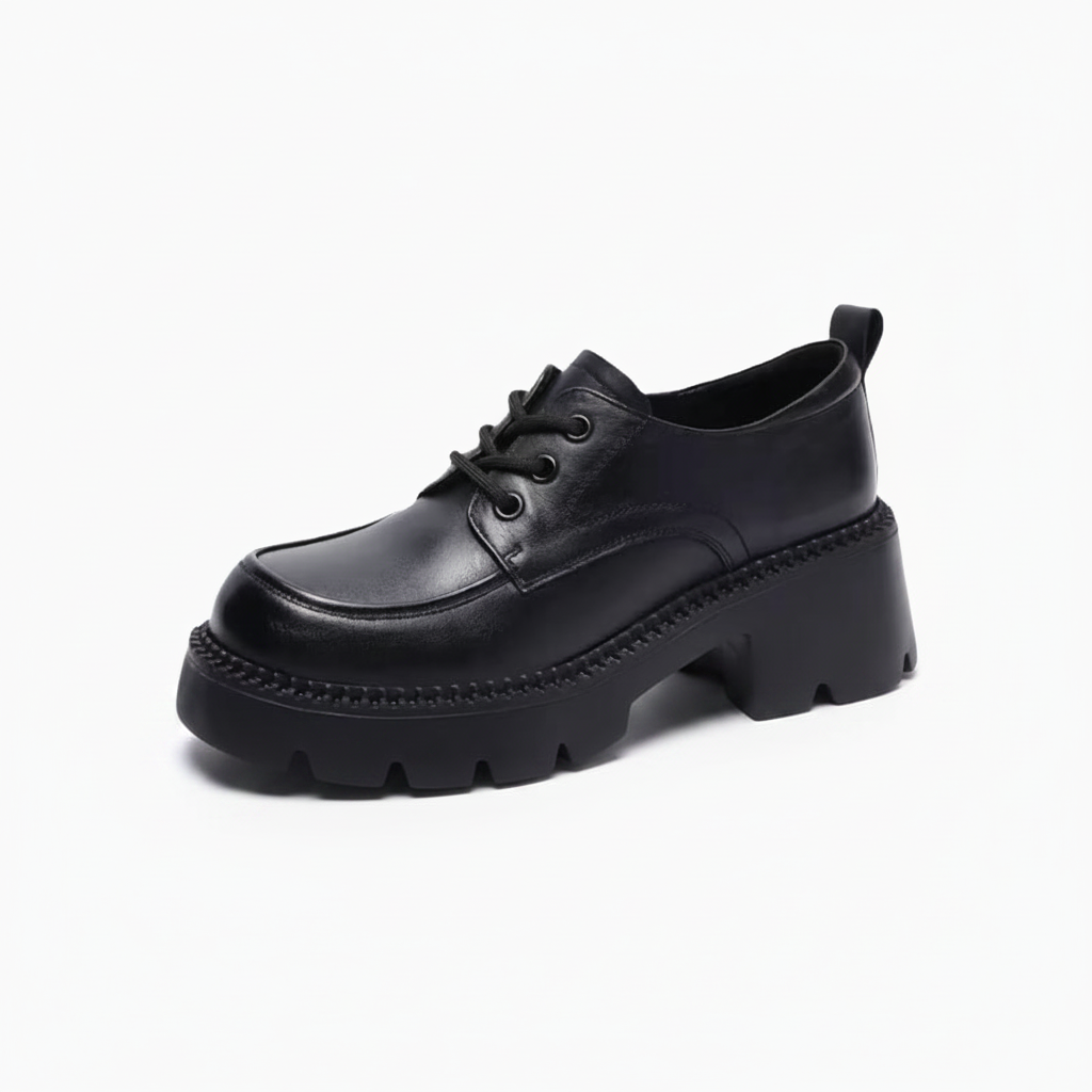 Mocassin noir à lacets pour femme, affichant une silhouette élégante avec sa plateforme chic.