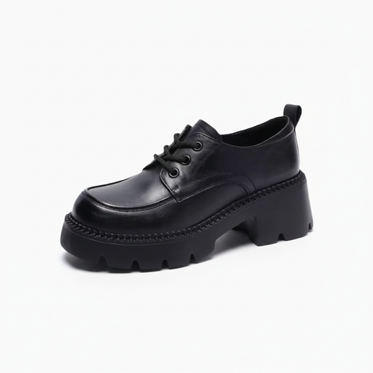 Mocassin noir à lacets pour femme, affichant une silhouette élégante avec sa plateforme chic.