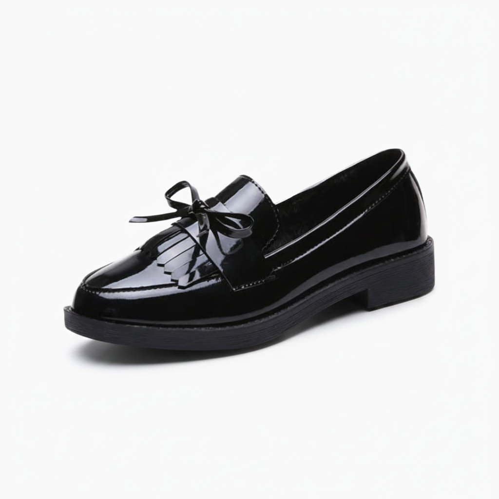 Mocassin noir brillant femme, vue de face, éclat sophistiqué pour une élégance intemporelle.