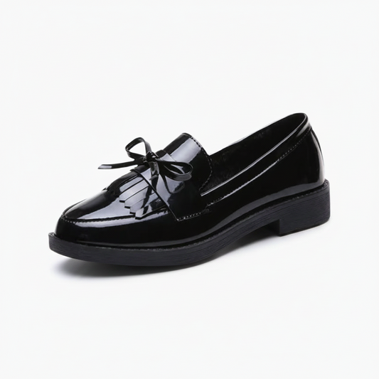 Mocassin noir brillant femme, vue de face, éclat sophistiqué pour une élégance intemporelle.