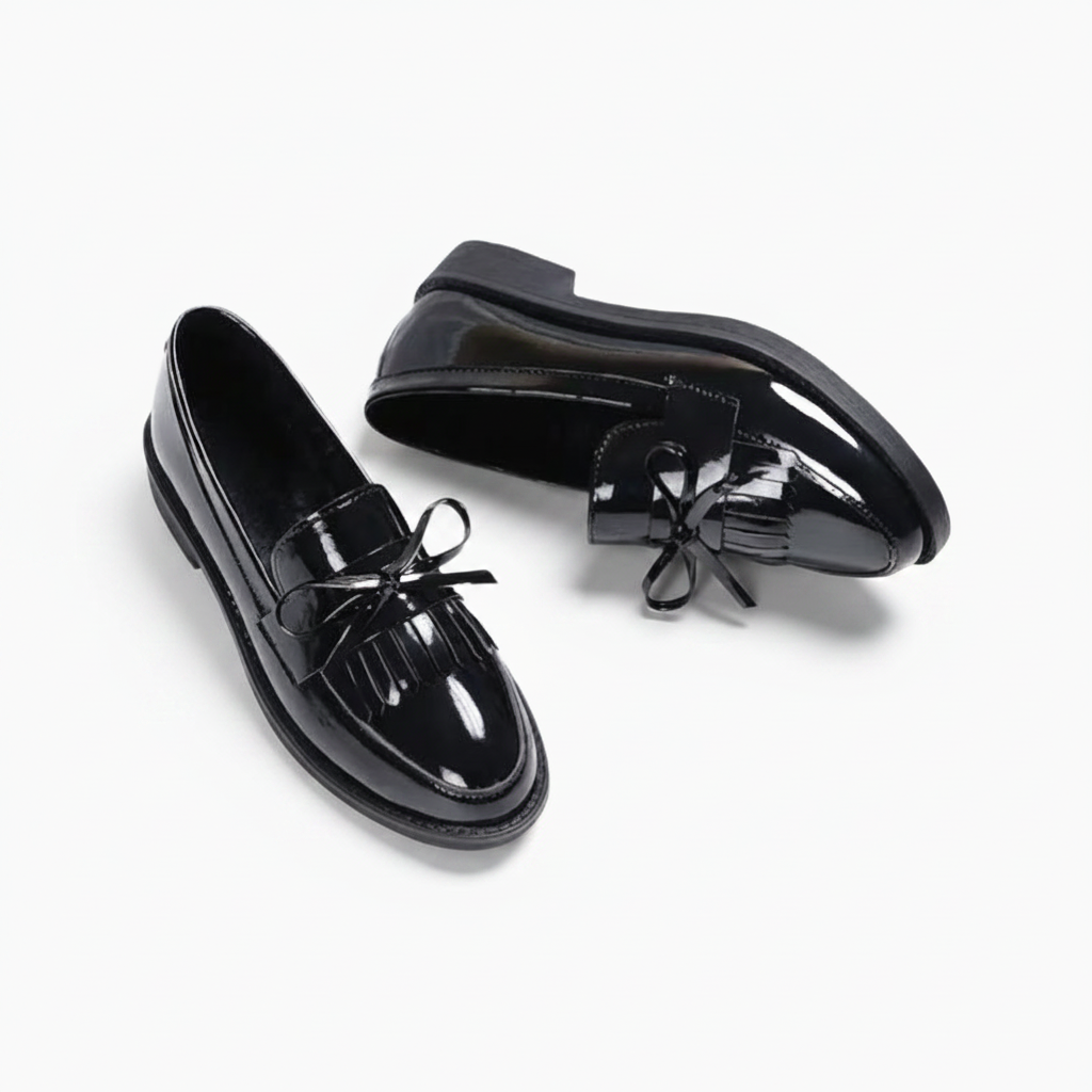 Vue de dessus du mocassin femme, mettant en valeur la finition brillante et le confort luxueux.