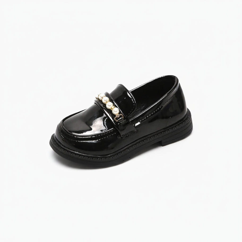 Mocassin noir verni fillette avec détail perlé, parfait pour une allure raffinée et élégante.
