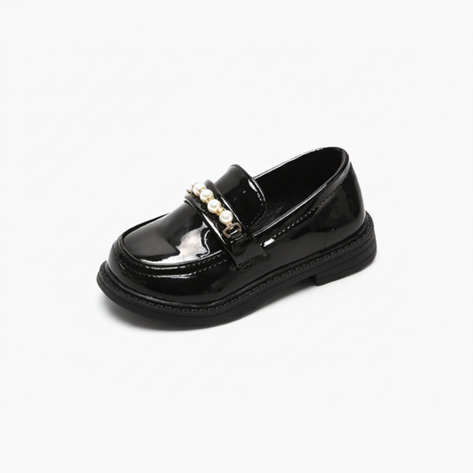 Mocassin noir verni fillette avec détail perlé, parfait pour une allure raffinée et élégante.