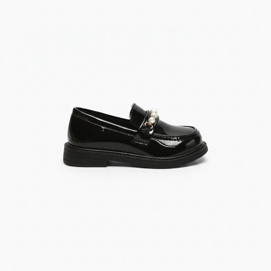 Vue de profil du mocassin noir fillette, révélant sa silhouette classique et sa semelle adhérente.