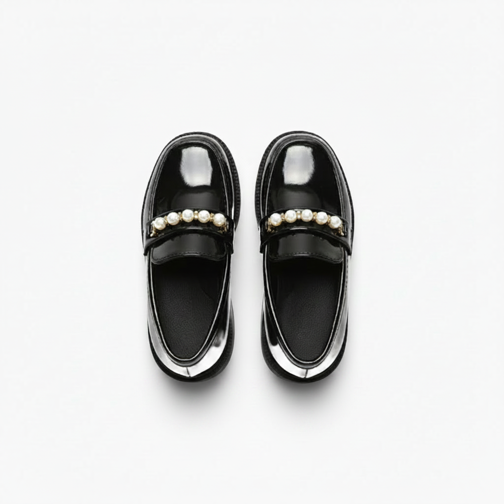 Intérieur rembourré et doux du mocassin noir pour fillette, assurant un confort supérieur à chaque pas.