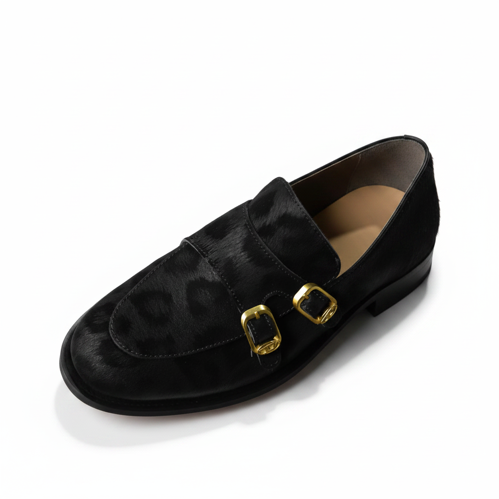 Talon plat et stable des mocassins en cuir noir, assurant une démarche confortable et équilibrée tout au long de la journée.