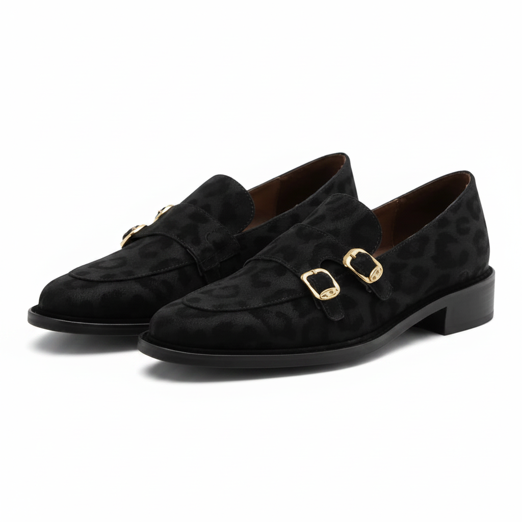 Mocassins femme noirs léopard capturés sous un éclairage doux, accentuant la richesse des couleurs et la texture du cuir.