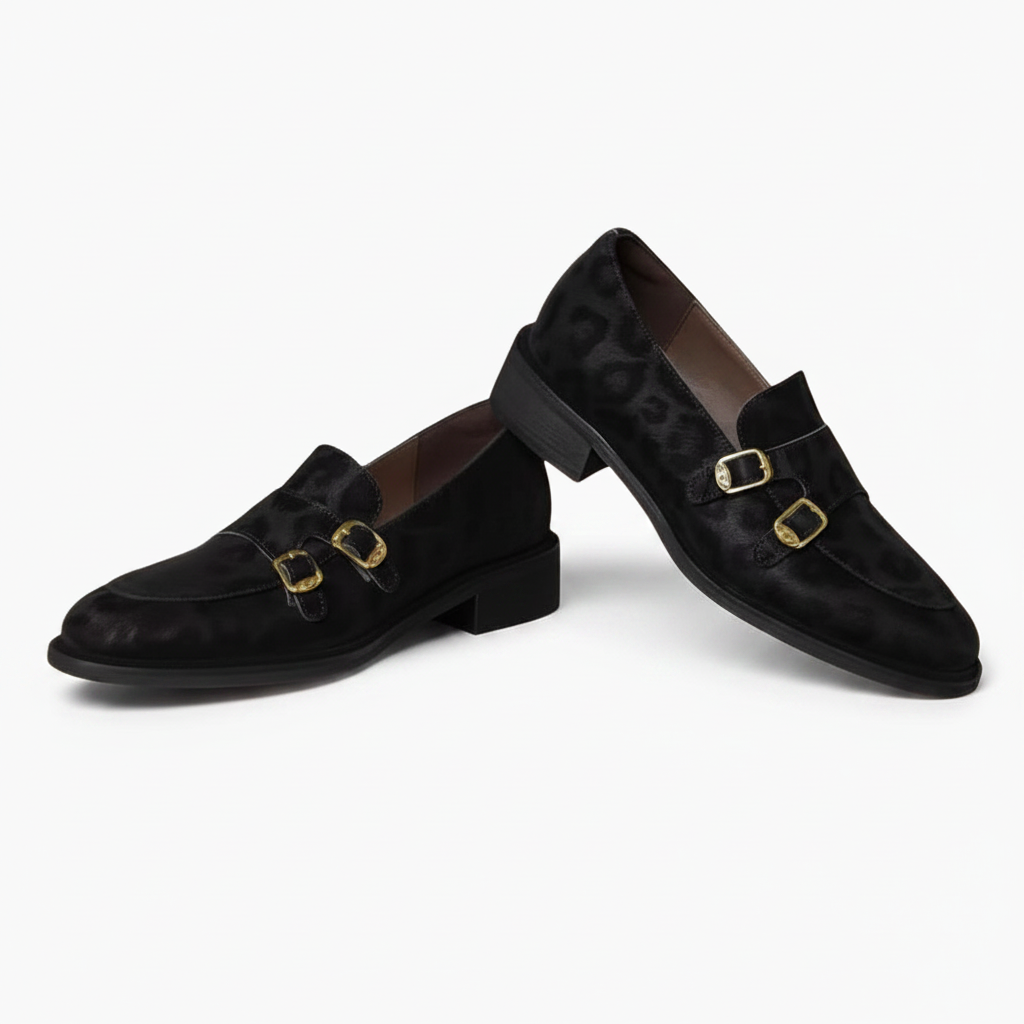 Détail du motif léopard contrastant sur le cuir noir lisse du mocassin, accentuant la qualité et l'originalité du design.