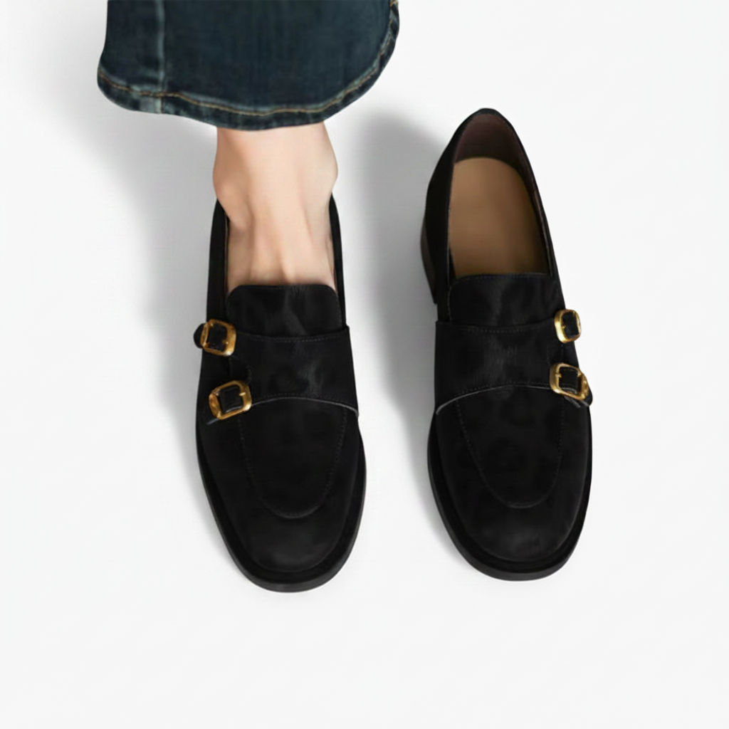 Mocassins léopard en cuir noir portés avec un jean décontracté, illustrant leur polyvalence pour un look quotidien raffiné.