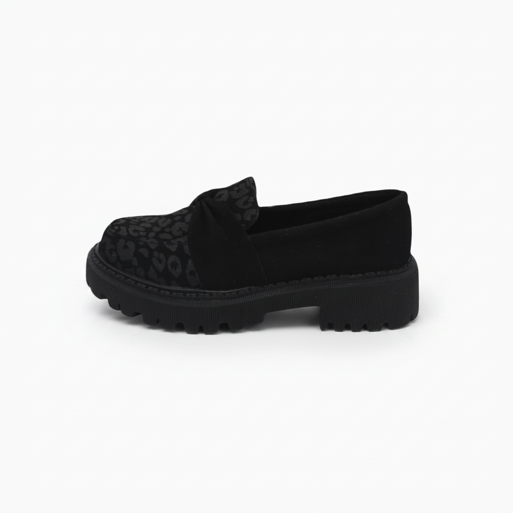 Mocassins noirs femme à imprimé léopard audacieux, offrant confort et élégance pour un style distinctif.