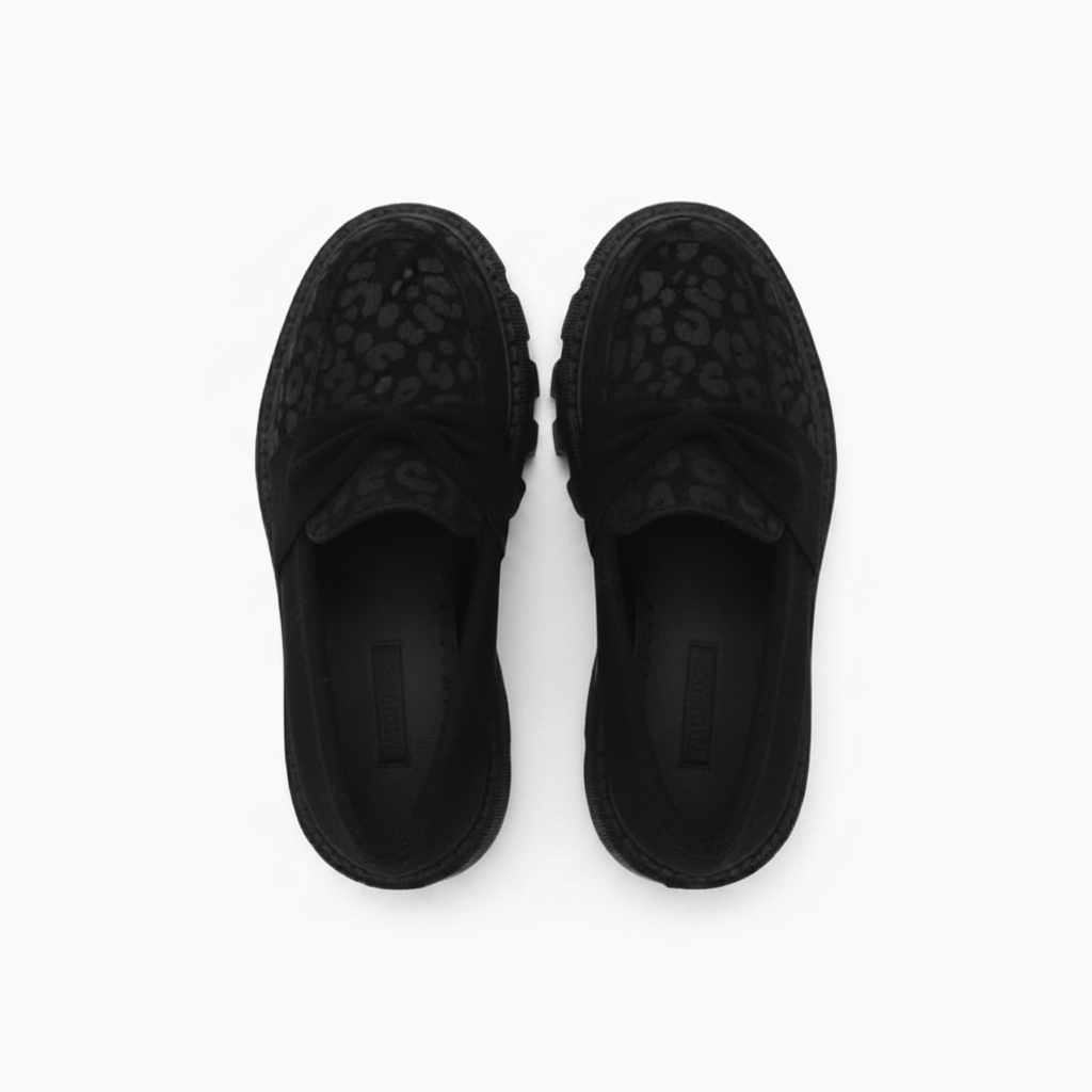 Vue de dessus des mocassins noirs féminins, avec motif léopard intégral, idéaux pour une allure sophistiquée.