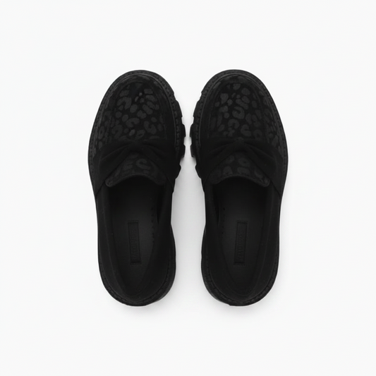Vue de dessus des mocassins noirs féminins, avec motif léopard intégral, idéaux pour une allure sophistiquée.