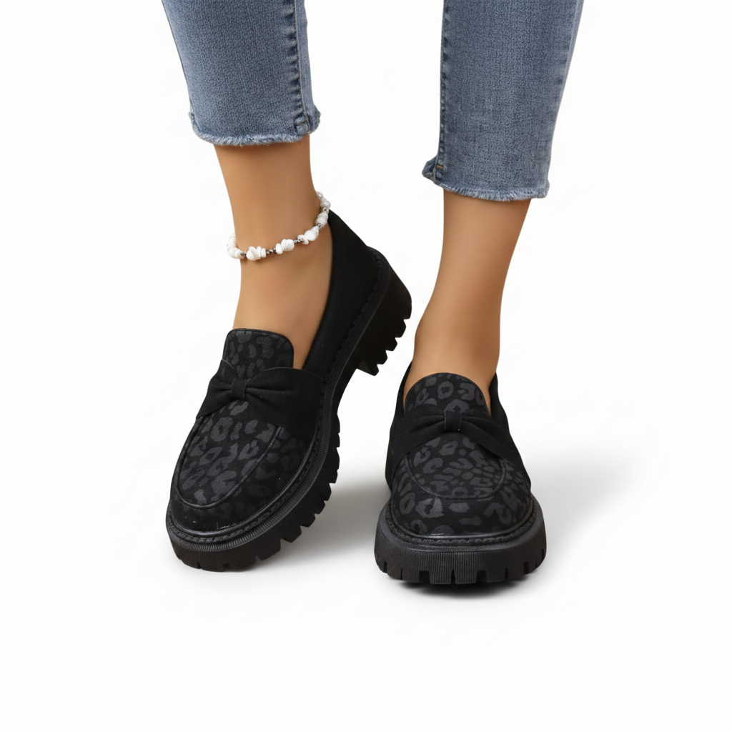 Gros plan sur le motif léopard unique du mocassin noir, soulignant sa texture riche et ses nuances subtiles.