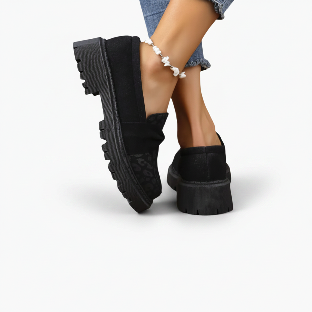 Femme marchant avec des mocassins noirs léopard, affirmant son style audacieux et sa confiance en soi.