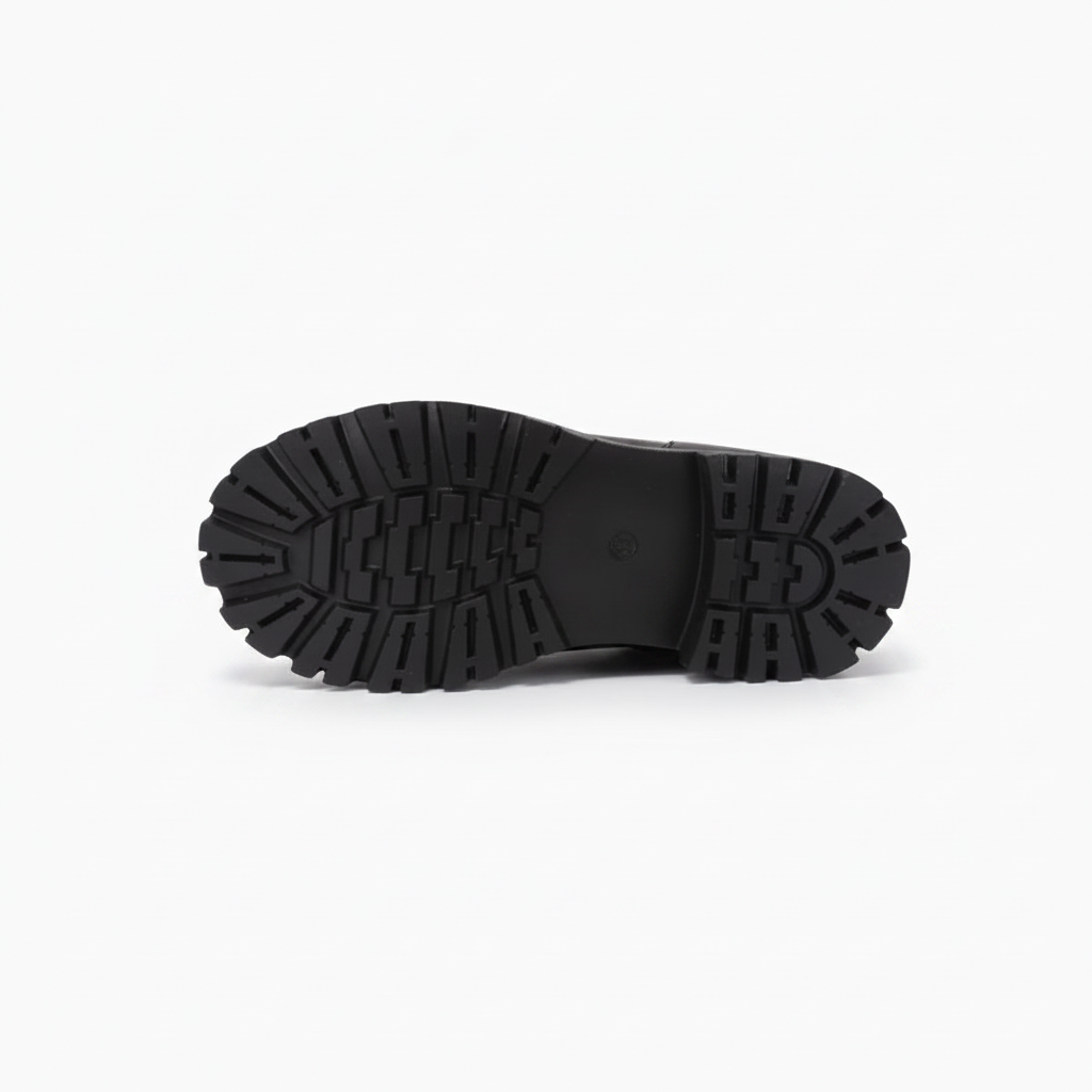 Paire de mocassins léopard noirs sur un fond neutre, mettant en valeur leur design moderne et intemporel.