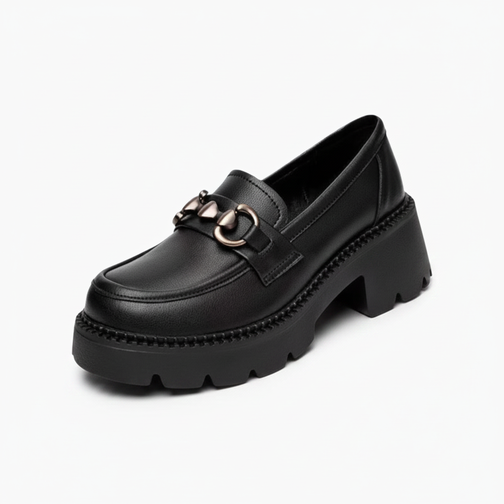 Mocassin noir plateforme femme en cuir synthétique mat, rehaussé d'une chaînette argentée chic sur le devant.