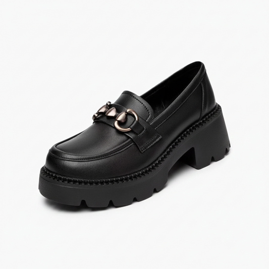 Mocassin noir plateforme femme en cuir synthétique mat, rehaussé d'une chaînette argentée chic sur le devant.