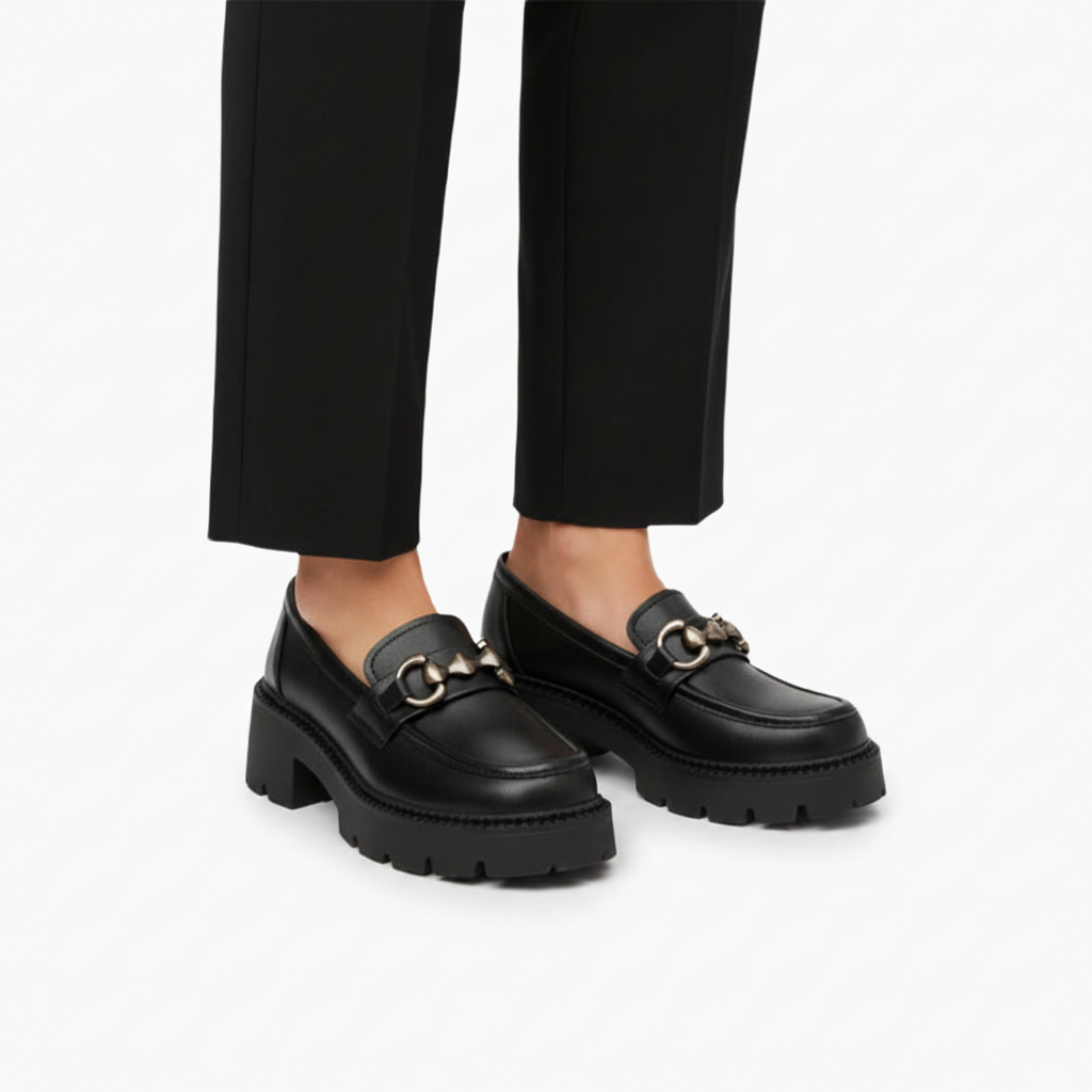 Vue de dessus du mocassin plateforme en PU noir, révélant sa finition mate et sa ligne épurée élégante et contemporaine.