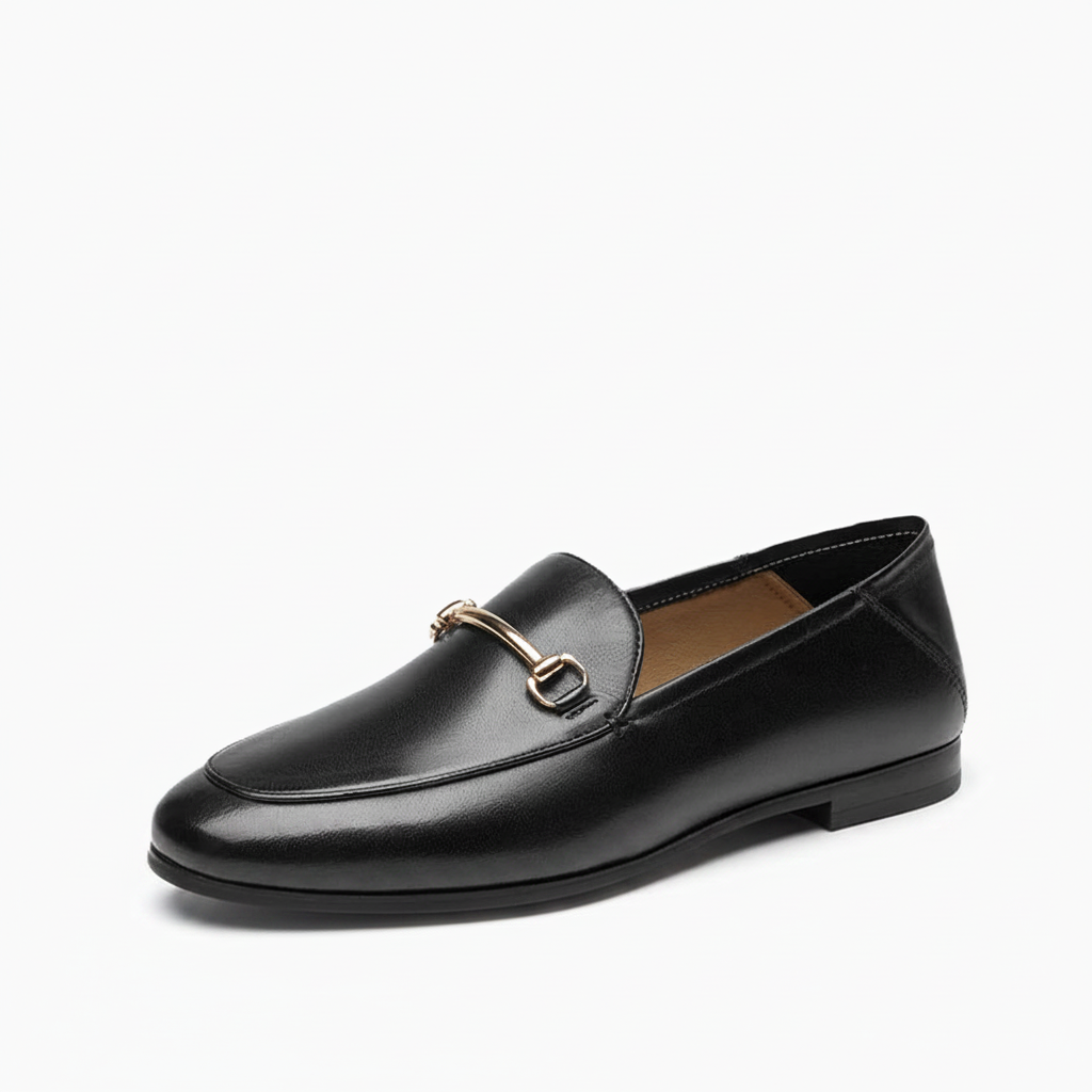 Mocassin femme noir vernis avec bijoux, vue de face, soulignant son allure audacieuse.