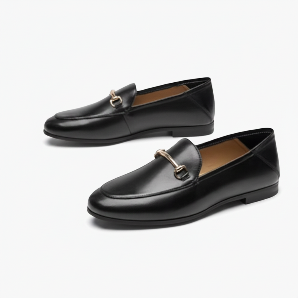 Cuir vernis noir brillant du mocassin, avec ses reflets, offrant un détail sophistiqué.