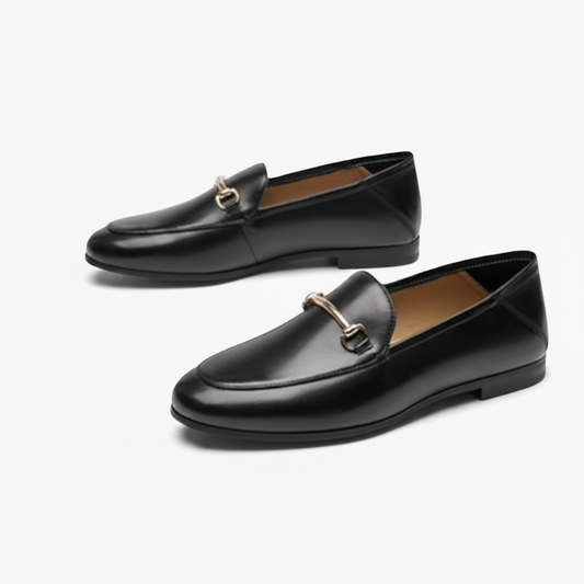 Cuir vernis noir brillant du mocassin, avec ses reflets, offrant un détail sophistiqué.