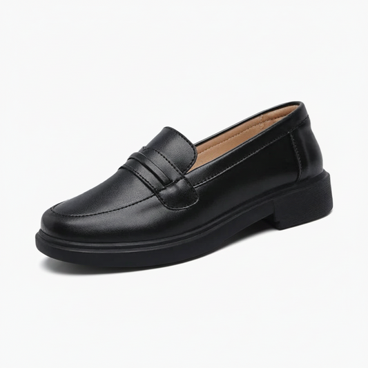 Mocassin Penny Loafer noir en cuir premium, vu de face, reflétant son élégance classique et sa finition raffinée.
