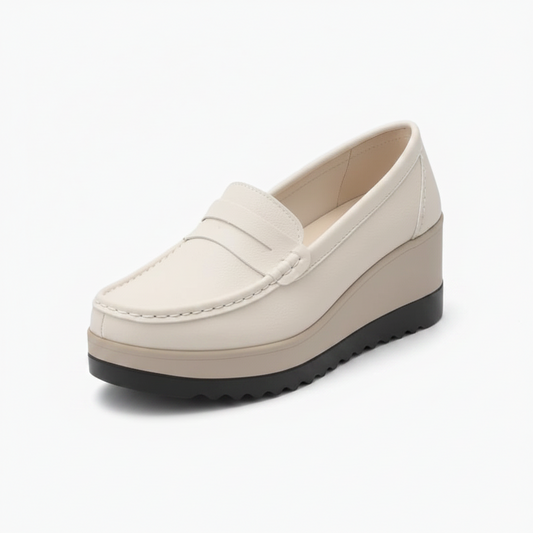 Mocassin plateforme beige en suède de vache, élégant et confortable pour la femme moderne.