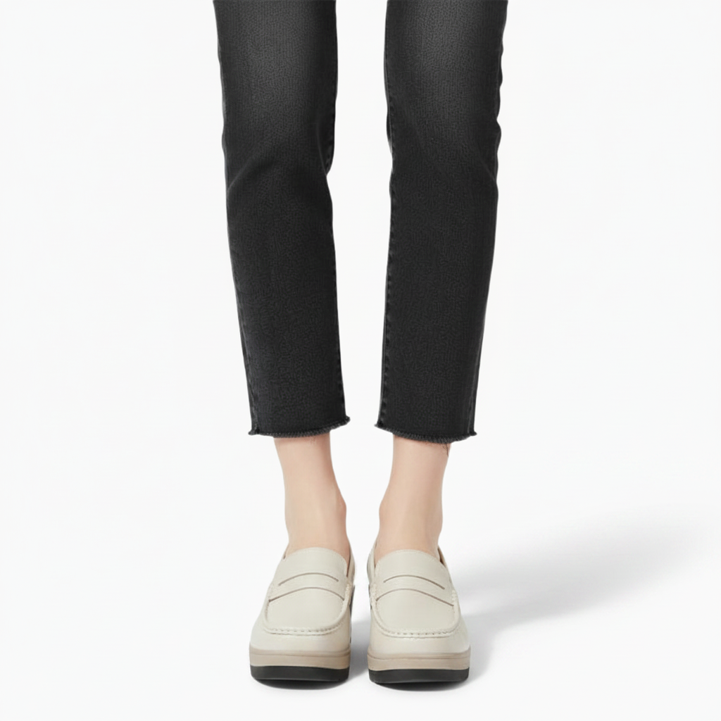 Nouveaux mocassins plateforme beiges, tout juste sortis de leur emballage, prêts à être portés.