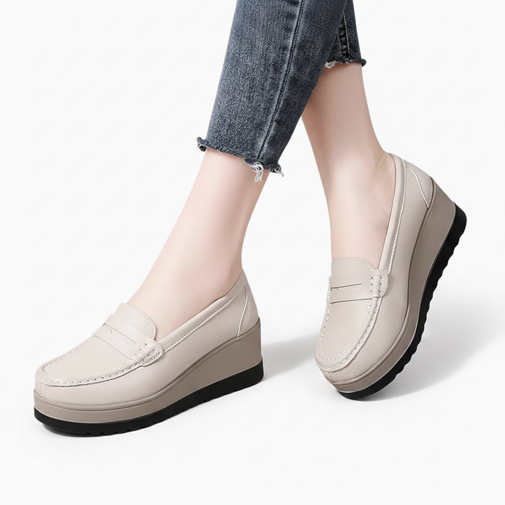 Semelle extérieure du mocassin plateforme beige, conçue pour un confort de marche optimal et durable.