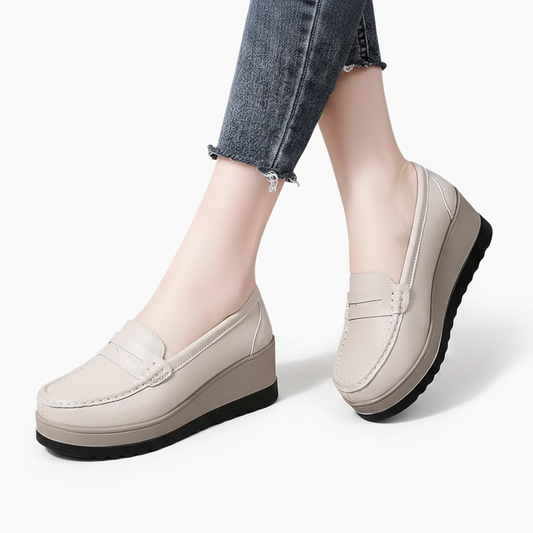 Semelle extérieure du mocassin plateforme beige, conçue pour un confort de marche optimal et durable.