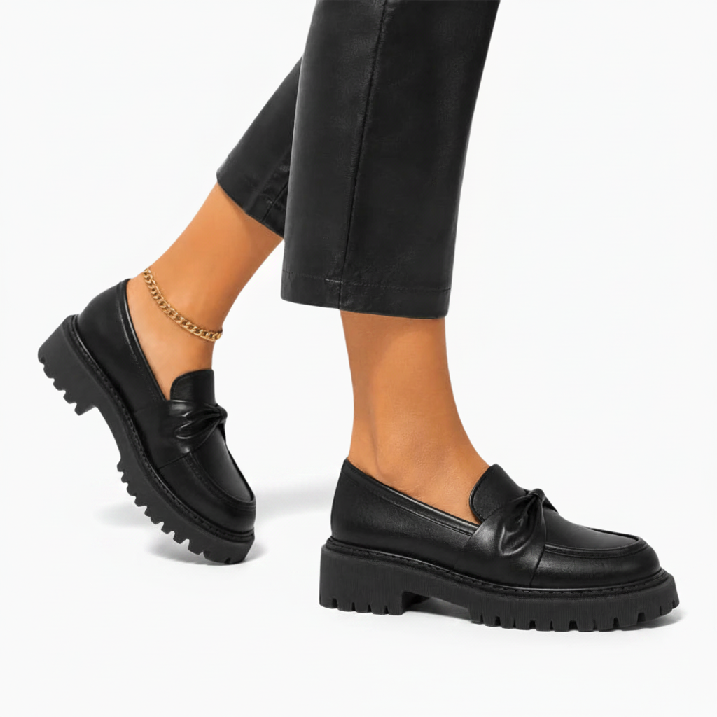 Mocassin noir à plateforme vu du dessus, affichant son design intemporel et chic.