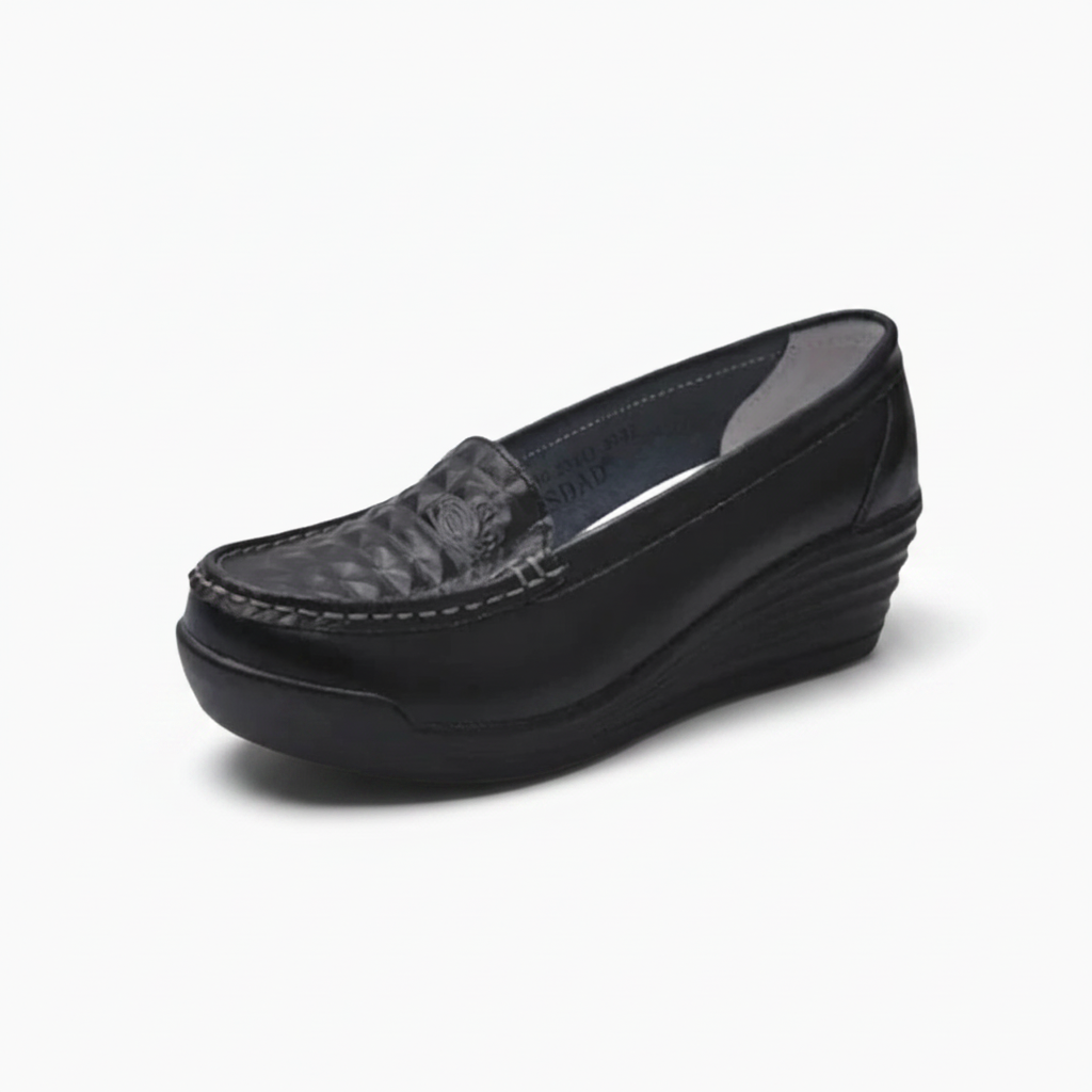 Mocassin plateforme en cuir noir pour femme, vue de profil, soulignant la semelle épaisse et moderne.