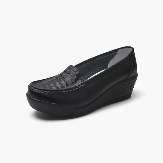 Mocassin plateforme en cuir noir pour femme, vue de profil, soulignant la semelle épaisse et moderne.
