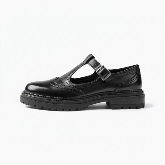 Vue de dessus des mocassins noirs brillants, soulignant le bout arrondi et le lustre du cuir verni.