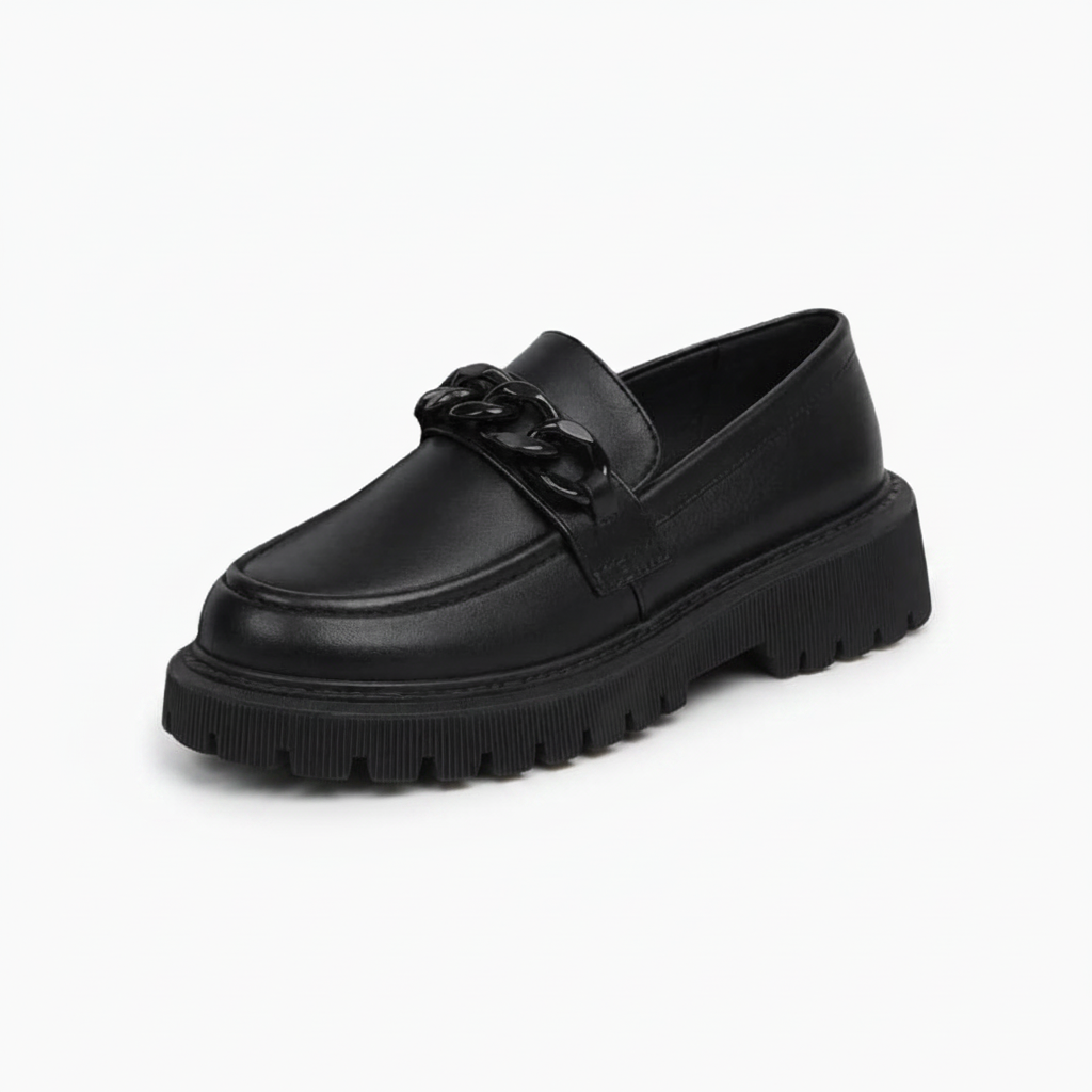 Mocassin plateforme noir verni pour femme avec chaînette décorative, vu de face sur fond neutre.